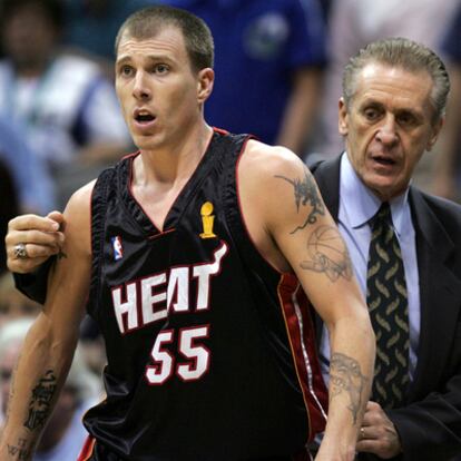 Jason Williams y Pat Riley durante el segundo partido de las finales ante Dallas, en las que el base ganó su anillo.
