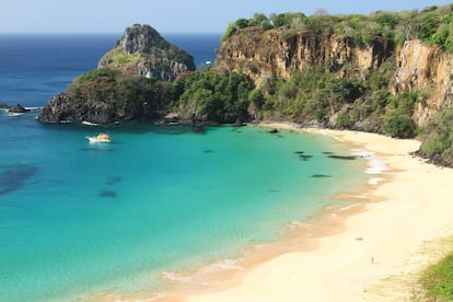 Aislada, de arena fina y aguas de color esmeralda. La playa brasileña de Baía do Sancho ocupa este año el séptimo lugar entre las mejores playas del mundo, según los usuarios de TripAdvisor. Este arenal se encuentra en Fernando de Noronha, un archipiélago del Estado de Pernambuco situado en la costa noreste del país. <br></br>Más información: noronha.pe.gov.br