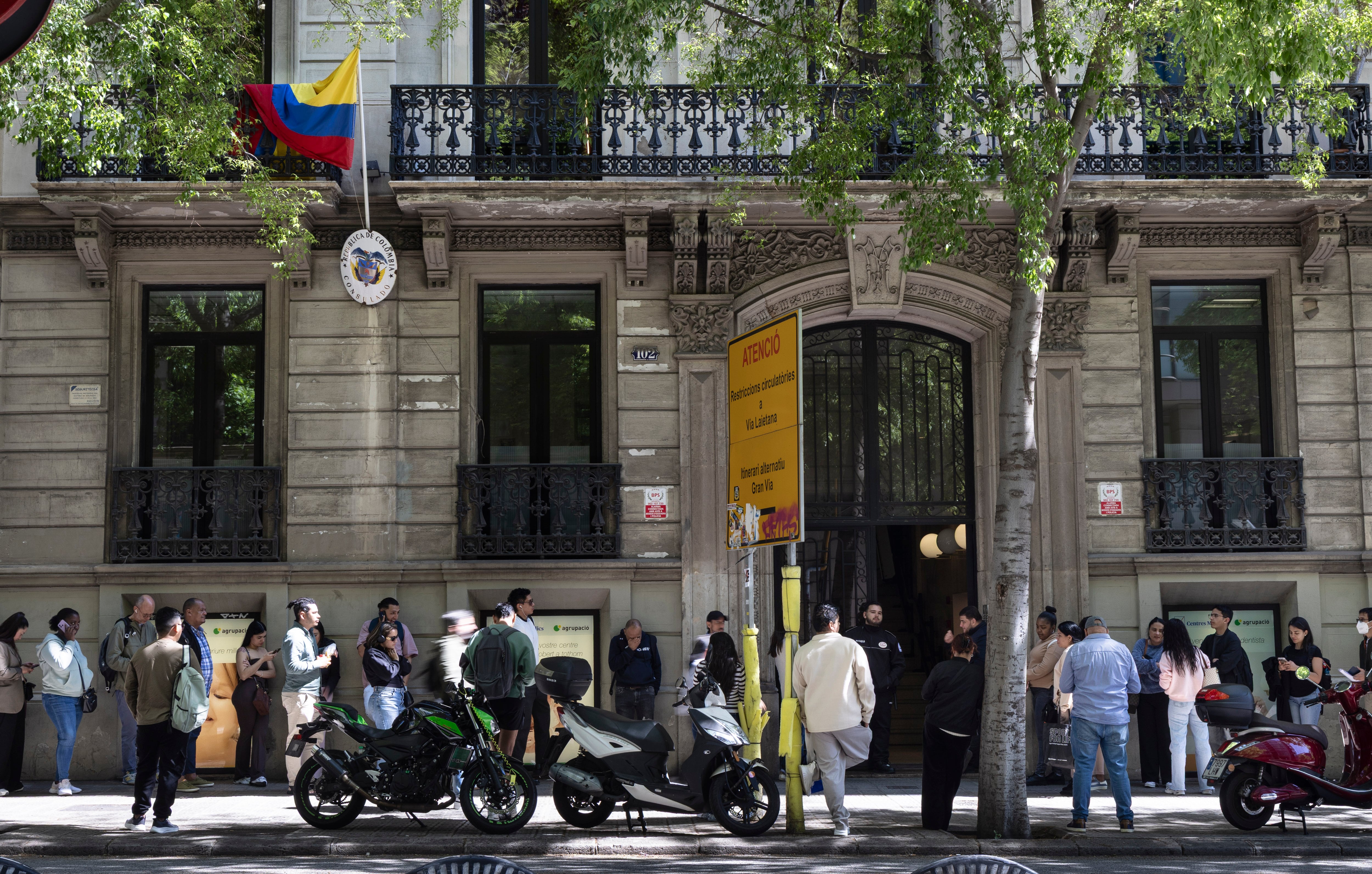 Colas de extranjeros frente al consulado de Colombia en Barcelona. 