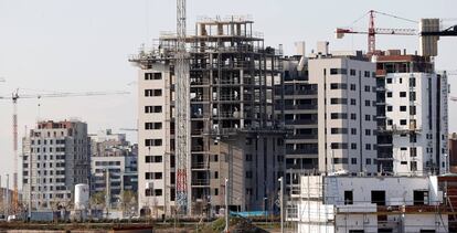 Construcción de edificios de viviendas en Madrid.