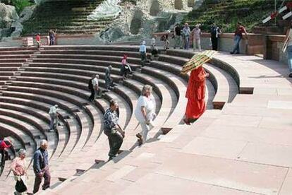 Un grupo de visitantes sube las gradas del teatro romano de Augusta Raurica, en el cantón suizo de Basilea.