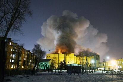 Pero el lunes por la mañana comenzó a salir de nuevo humo, provocando que los bomberos volvieran a activar las mangas de agua. En la foto, una columna de humo se eleva sobre el centro comercial de la ciudad rusa de Kémerovo (Rusia), el 25 marzo de 2018.