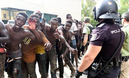 Parte de los 116 migrantes que entraron este miércoles en Ceuta tras sortear la valla fronteriza.