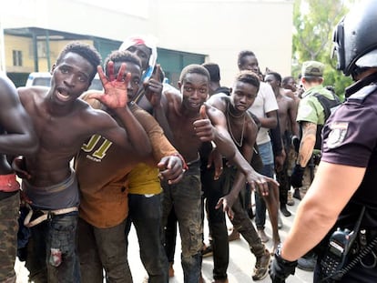 Parte de los 116 migrantes que entraron este miércoles en Ceuta tras sortear la valla fronteriza.