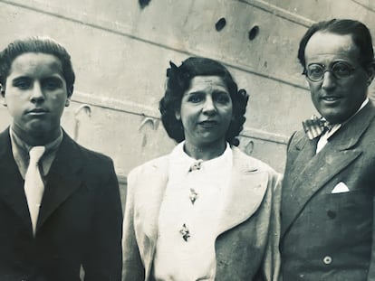 Salvador Valverde, a la derecha, junto a su mujer y su hijo Salvador, en una foto tomada en 1939.