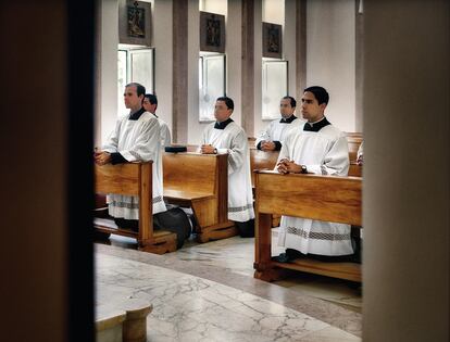 Capilla de la sede central de la Legión en Roma, a espaldas de El Vaticano. Los religiosos visten sobre la sotana el roquete, una prenda de gala realizada en lino blanco. En las normas dictadas por Maciel se ordena que cada legionario debe rezar tres horas al día. La congregación se enfrenta a su futuro tras los escándalos sexuales y económicos de su guía espiritual.