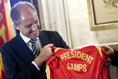 Camps muestra una camiseta de la selección de Pilota Valenciana con su apellido.