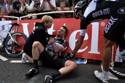 Cavendish, dolorido tras la caída en la primera etapa del Tour 2014.