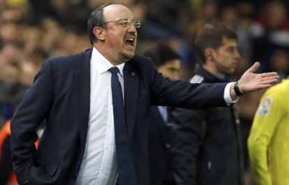 Rafa Benítez da órdenes a su equipo.