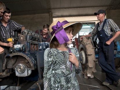 La hija de Benjamin Dick pasea dentro del taller de su padre, ubicado en la colonia menonita Riva Palacios, en el departamento de Santa Cruz de la Sierra, Bolivia.