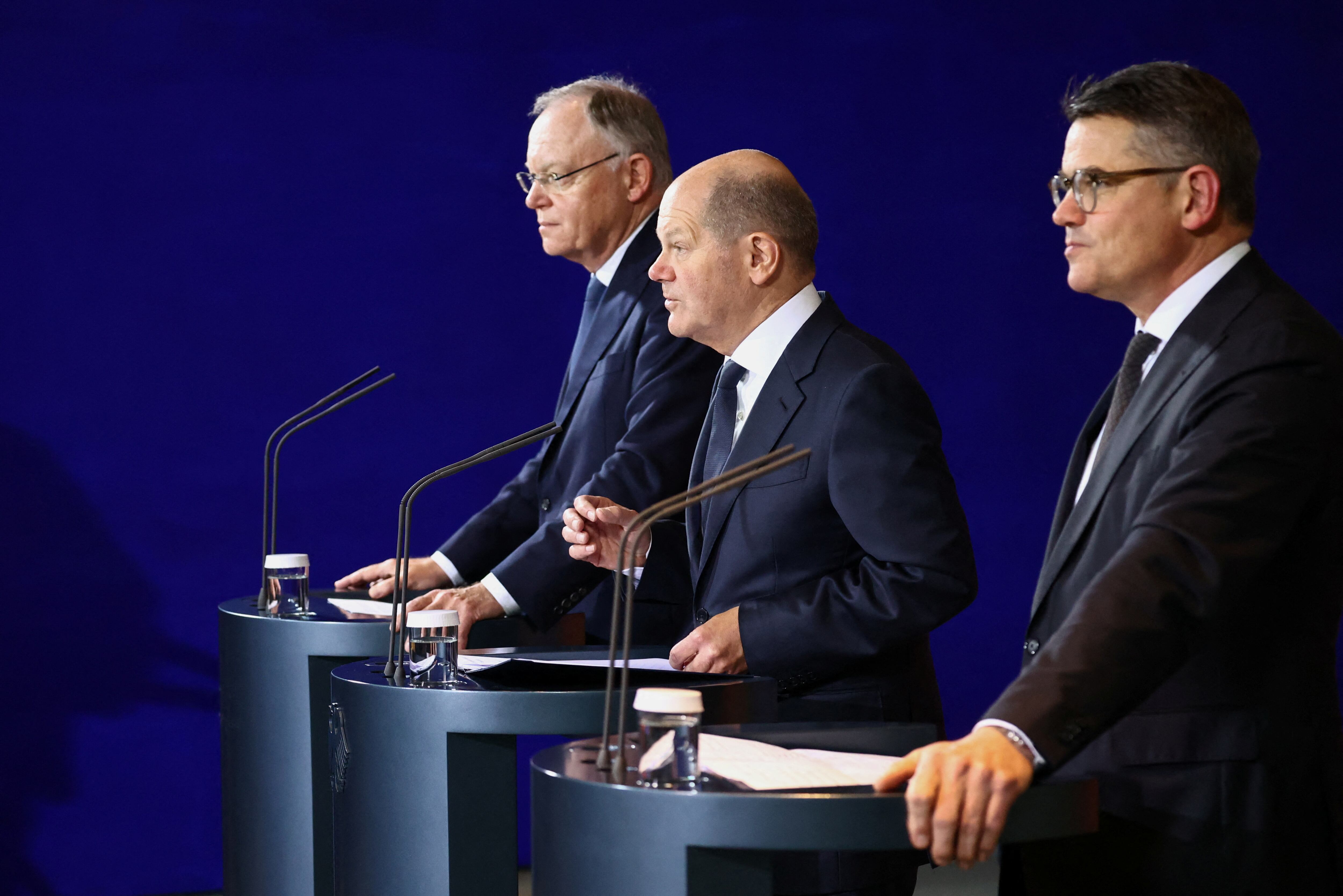 El canciller alemán, Olaf Scholz, entre el presidente de Hesse, Boris Rhein (derecha) y el presidente de Baja Sajonia, Stephan Weil, durante la rueda de prensa de presentación del acuerdo, este martes en Berlín.  