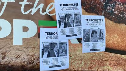 Carteles que han aparecido en Barcelona señalando como "terroristas" a diversos periodistas.