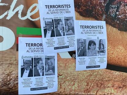 Carteles que han aparecido en Barcelona señalando como "terroristas" a diversos periodistas.