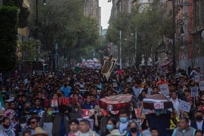 Un estandarte de la Virgen de Guadalupe en las calles del Centro Histórico, durante la marcha.