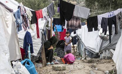 Un grupo de migrantes, en el campo griego de Moria (Lesbos),el 13 de noviembre.