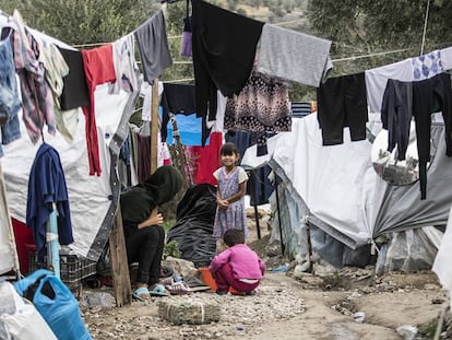 Un grupo de migrantes, en el campo griego de Moria (Lesbos),el 13 de noviembre.