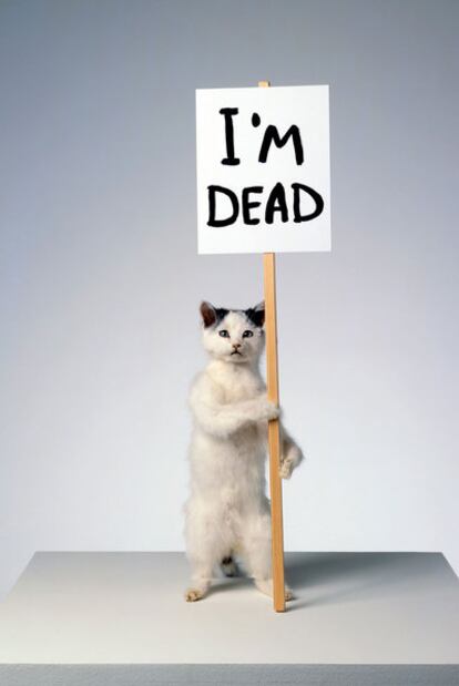 Una de las obras más conocidas del artista David Shrigley, <i>Estoy muerto.</i>