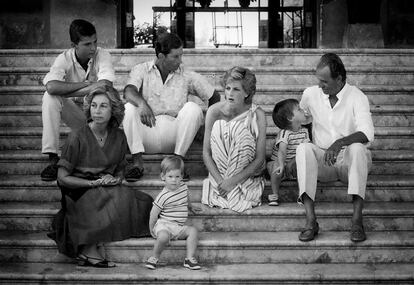 Una de las imágenes más conocidas de las tomadas por Bernardo Pérez. Los príncipes de Gales, con sus hijos Guillermo y Enrique, de vacaciones en Mallorca, invitados por los Reyes de España, posan juntos en la escalinata del Palacio de Marivent, en 1986.