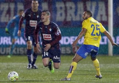 Dani García cae en el partido contra la UD Las Palmas.