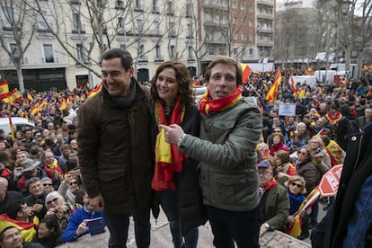 Casado llamó a todos sus barones a participar. Los dos más importantes, Alberto Núñez Feijóo, de Galicia, y Juan Manuel Moreno, de Andalucía, cambiaron sus planes a última hora para poder asistir. El presidente del PP quería que la concentración fuera una demostración de fuerza y dar imagen de unidad tras las críticas internas por su escalada verbal y por haber resucitado el debate del aborto. En la imagen, desde la izquierda, el presidente de la Junta de Andalucía, Juan Manuel Moreno; el candidato del PP al Ayuntamiento de Madrid, José Luis Martínez Almeida, y la candidata popular a la Comunidad, Isabel Díaz Ayuso, en la manifestación de este domingo.