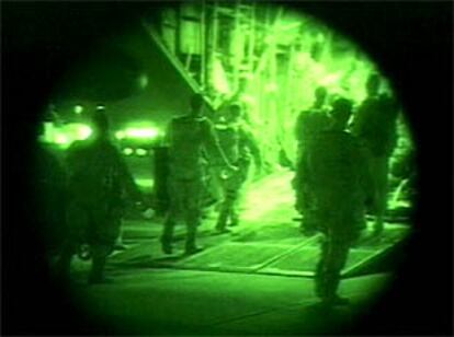 Imagen nocturna, ofrecida por el Pentágono, de las tropas estadounidenses que intervinieron en Afganistán.