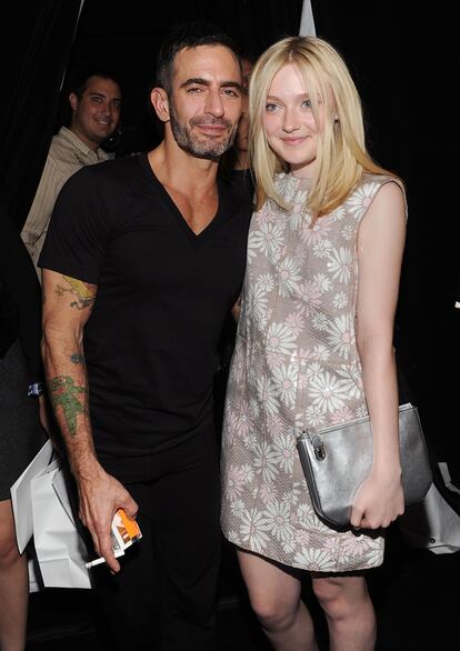 Marc Jacobs After Party 
	Dakota Fanning y Marc Jacobs No faltó su musa adolescente, la actriz Dakota Fanning. La vistió de la cabeza a los pies y le hizo cargar con el frasco de colonia más grande que encontró. Pobre...