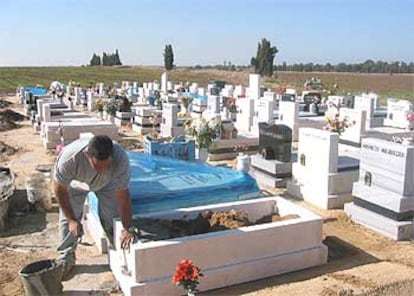 Un hombre trabaja en el cementerio de Revadim, al sur de Tel Aviv, donde se hallan enterrados suicidas palestinos.