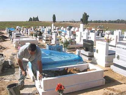 Un hombre trabaja en el cementerio de Revadim, al sur de Tel Aviv, donde se hallan enterrados suicidas palestinos.