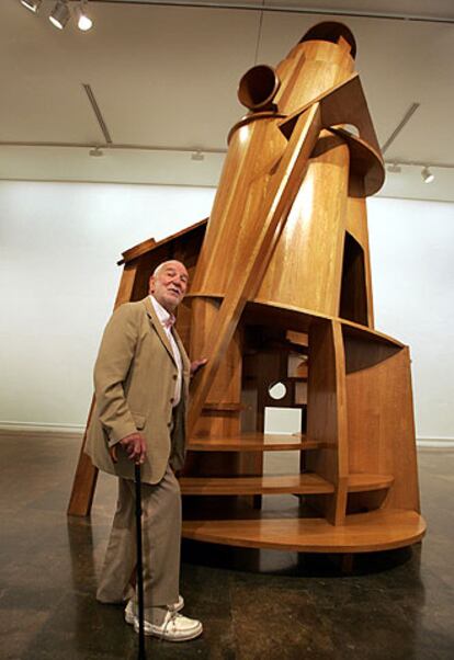 Anthony Caro, ayer, junto a su obra <i>La torre,</i> accesible al público, que se exhibe en el IVAM.