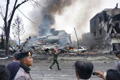 Restos del avión militar siniestrado en una zona residencial en Medan, al norte de la isla de Sumatra (Indonesia). El avión de transporte del Ejército de Indonesia, llevaba a bordo 113 personas, incluidas una tripulación de 12 militares, según el jefe de la Fuerza Aérea, Agus Supriatna.