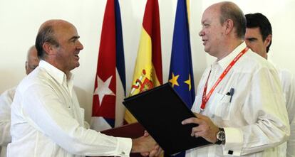 Spanish Economy Minister Luis De Guindos (l) greets Cuban Foreign Trade and Investment Minister Rodrigo Malmierca Díaz in Havana.