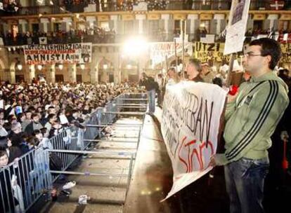 Varias personas muestran una pancarta de apoyo a los presos etarras durante el comienzo de la tamborada.