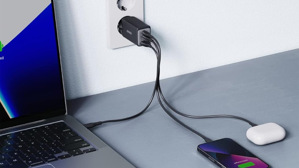 Cargador rápido que incorpora 65 vatios de potencia.