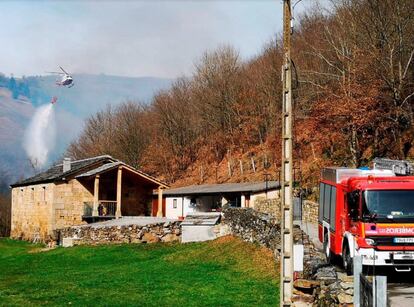 La Guardia Civil mantiene abiertas más investigaciones gracias, en gran parte, a la colaboración ciudadana. En la imagen, un helicóptero durante las labores de extinción del incendio, este domingo.