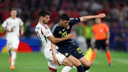 Acción durante el partido entre Escocia y Hungría.