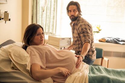 'This is us' puede no ser la favorita de la crítica, pero tiene algo más importante: la audiencia. Y eso, a veces, a los votantes les es suficiente. La serie sobre una familia lacrimógena y típicamente americana contada en varias épocas es uno de los fenómenos de EE UU y amenaza con arrasarlo todo. Daría un respiro a las cadenas en abierto, que en los últimos años han perdido la batalla por el prestigio contra el cable. Gane o no, la serie seguirá triunfando.