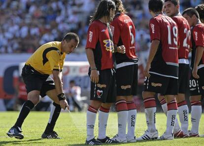 Un &aacute;rbitro coloca la barrera con un aerosol en un partido en Argentina en 2009. 