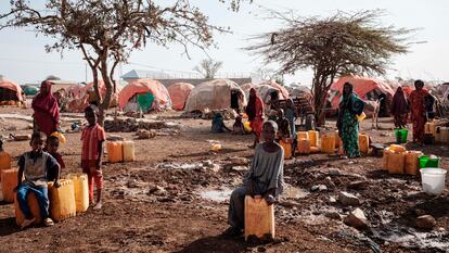Personas desplazadas por la sequía esperan para recibir agua en un campo de refugiados en Baidoa, Somalia, el pasado febrero.
