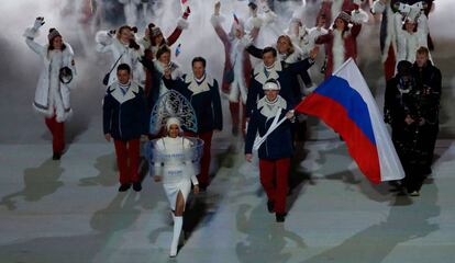 Irina Shayk, delante de la delegaci&oacute;n rusa, en la apertura de los Juegos de Sochi.