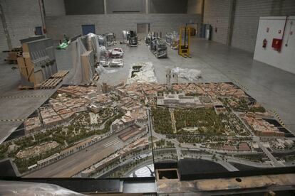 Maquetas de Madrid situadas en una nave de Coslada.La plaza de toros de Las Ventas también ha rechazado su versión a escala reducida, y para la gran pieza de 17 metros cuadrados del Madrid de los Austrias, con el Teatro Real y el Palacio Real como ejes protagonistas, no hay entidad que se haga cargo de semejante pieza.