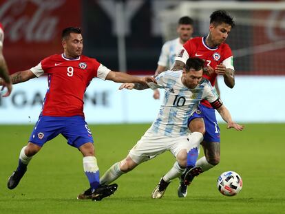 Chile cae entre dos jugadores chilenos.