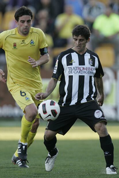 Víctor controla el esférico en un partido de esta temporada.