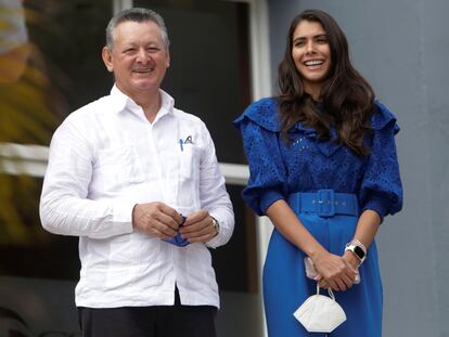 Berenice Quezada y Oscar Sobalvarro, este 2 de agosto tras inscribir su candidatura presidencial.