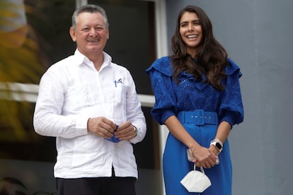 Berenice Quezada y Oscar Sobalvarro, este 2 de agosto tras inscribir su candidatura presidencial.