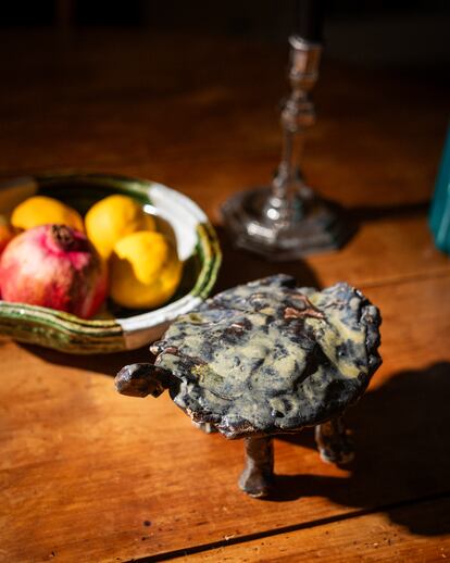  En el salón, junto a un frutero, otra de las pequeñas esculturas de Fattal, 'Turtle' (tortuga), de cerámica vidriada.