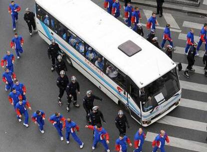 Policías franceses escoltan el autobús en el que tuvo que viajar la antorcha olímpica tras los incidentes ocurridos ayer en París.
