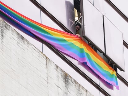 El Grupo Parlamentario Socialista en las Cortes de Castilla y León, presididas por Vox, cuelga en las ventanas de sus despachos la bandera LGTB con motivo del Día Internacional del Orgullo, ayer en Valladolid.