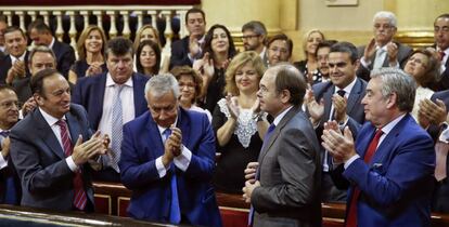 Los senadores populares aplauden a Pío García-Escudero.