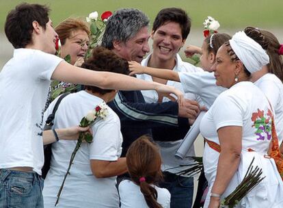 El ex diputado colombiano del Valle Sigifredo López se reencuentra con sus familiares ante la presencia de la senadora Piedad Córdoba (d)