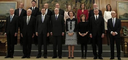 Foto de familia. Posan con el Rey, el nuevo presidente de Gobierno, Mariano Rajoy, y los recién designados ministros